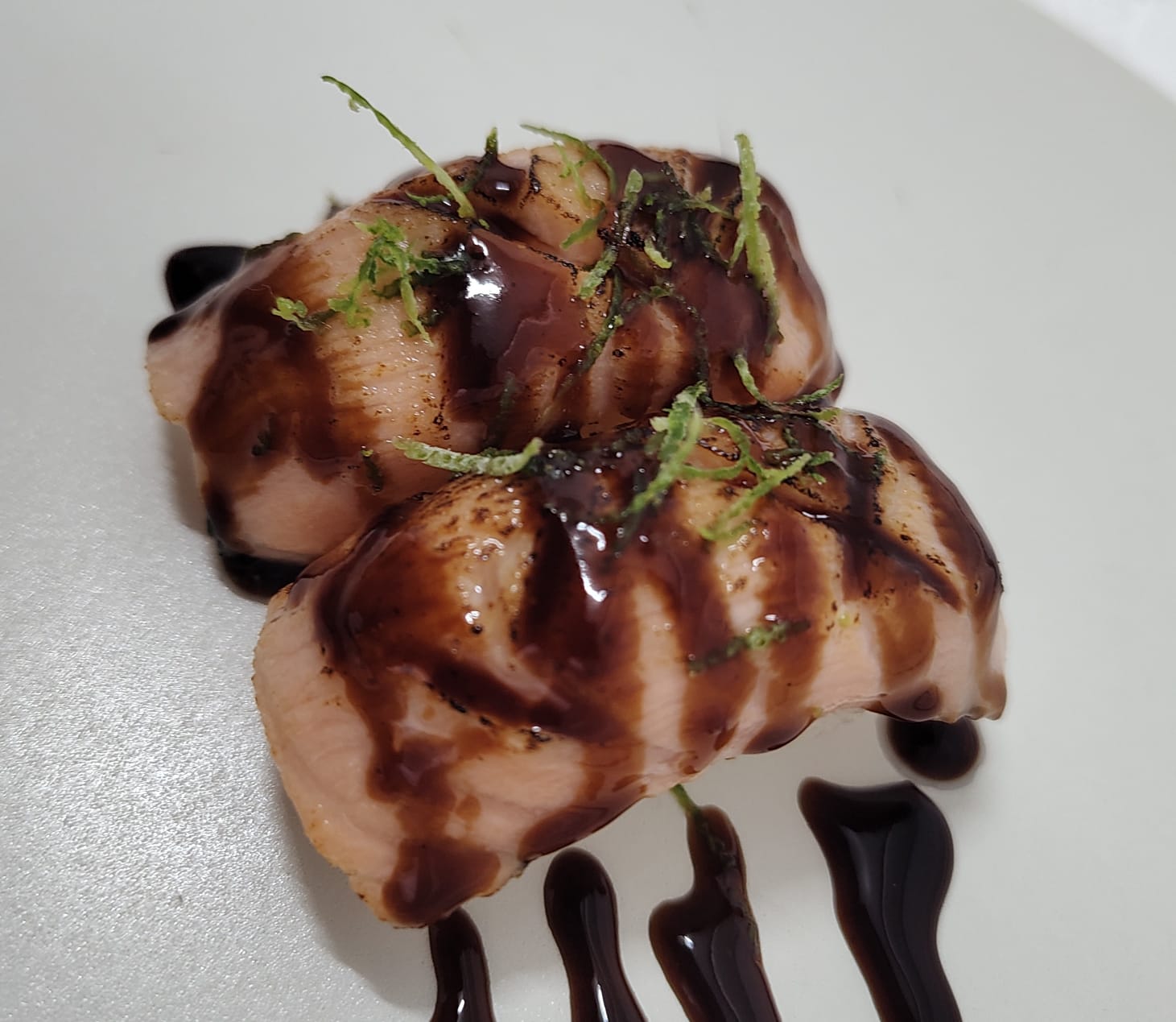 NIGUIRI DE SALMÃO MAÇARICADO