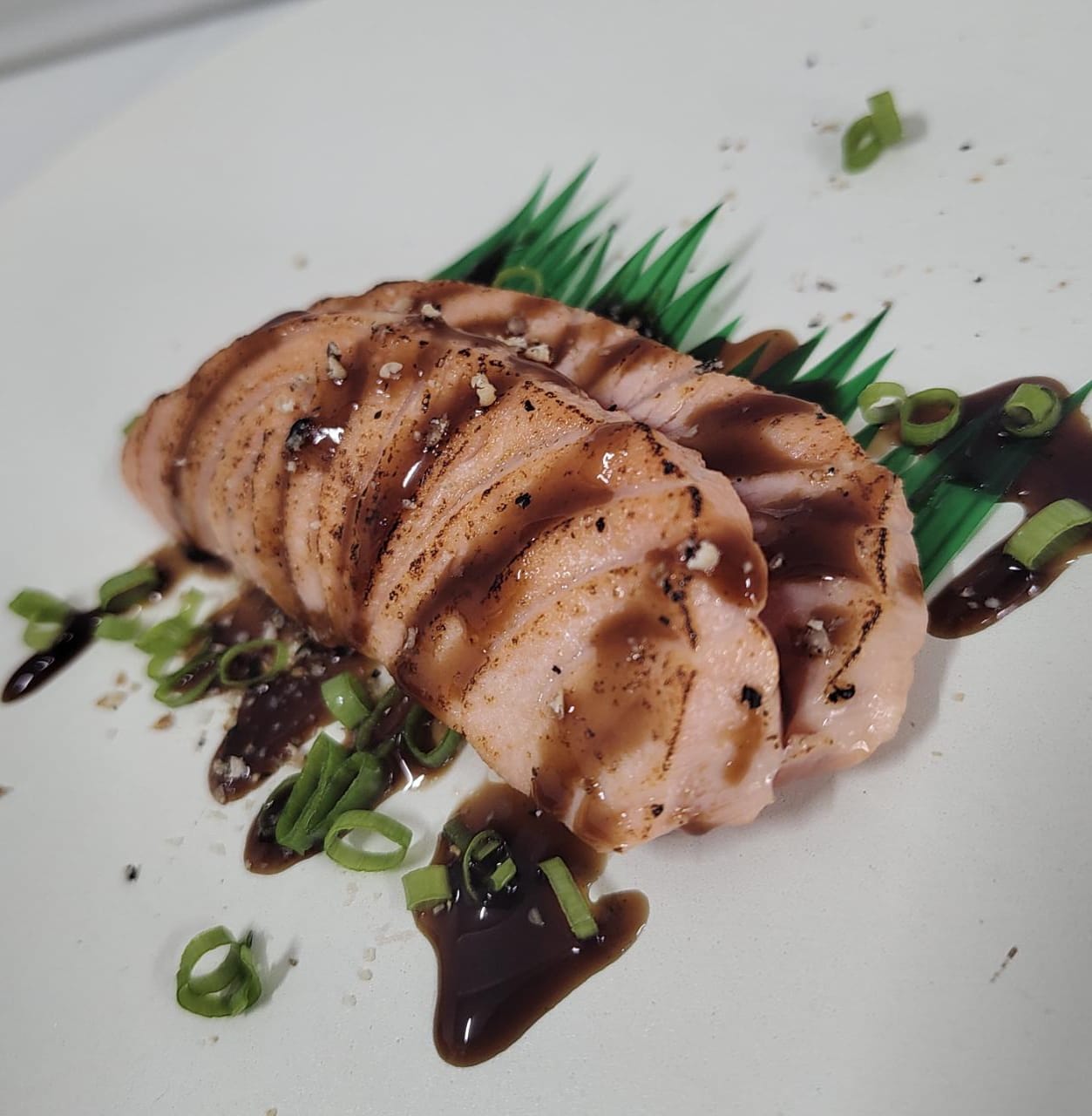 SASHIMI DE SALMÃO MAÇARICADO