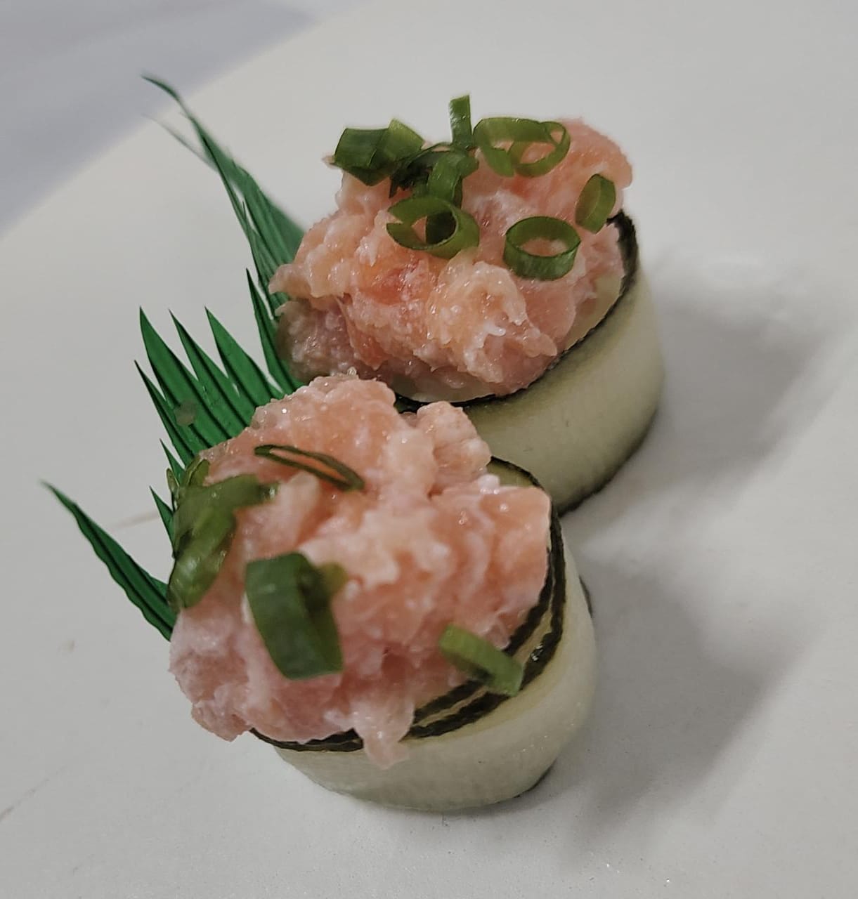 JOY DE PEPINO C/ PATÊ DE SALMÃO CRU