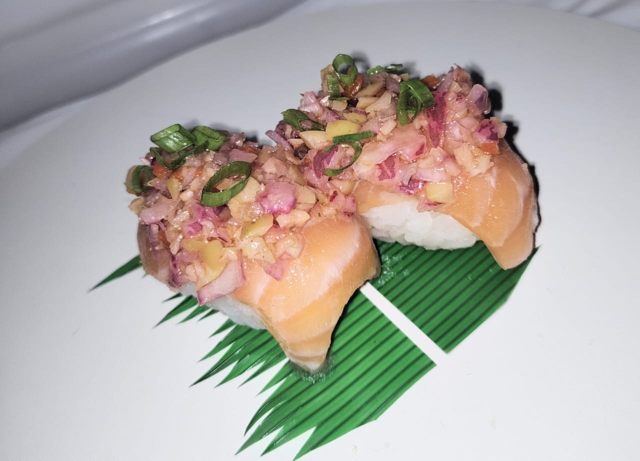 NIGUIRI DE SALMÃO MARINADO